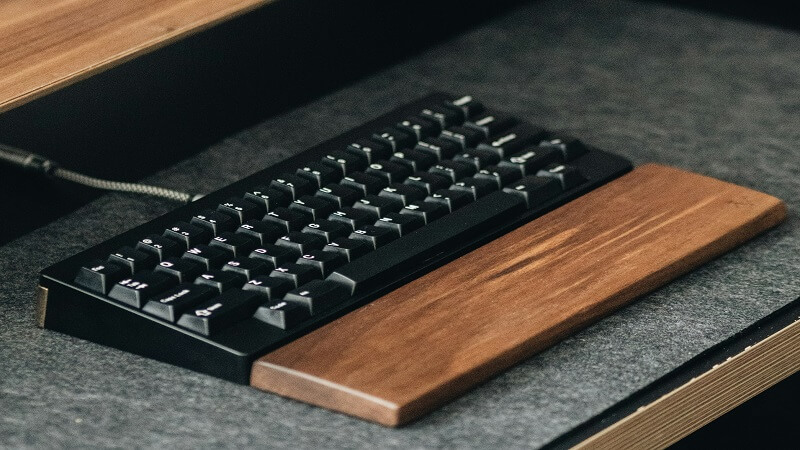 Desk shelf Oakywood as a calmer second level